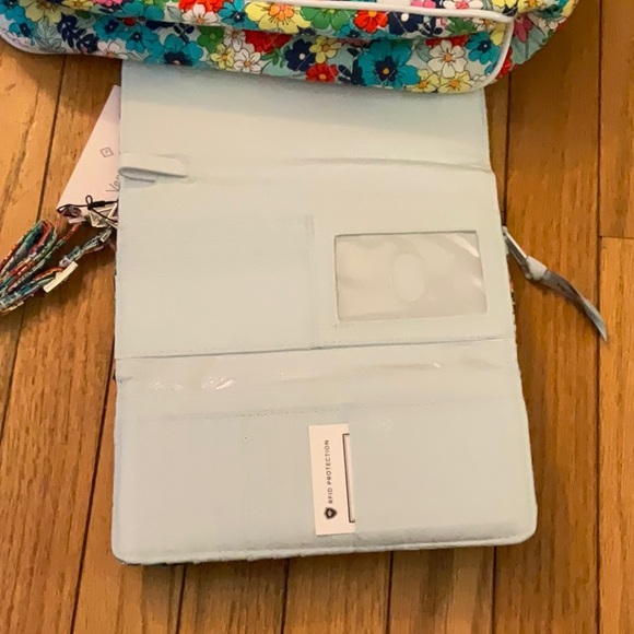 Vera Bradley small trimmed Vera with matching wallet. - Picture 8 of 8